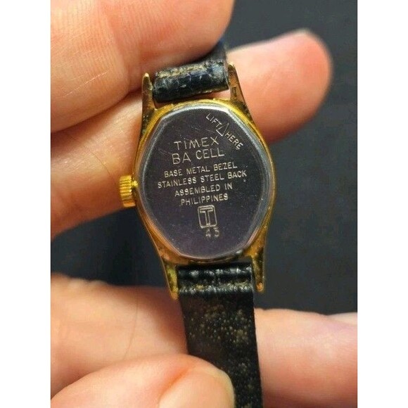 Ladies timex gold cased quartz watch with leather crocodile embossed black strap - Picture 2 of 9